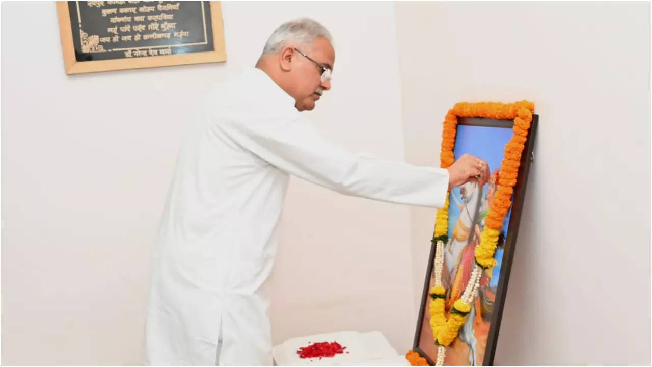 Chhattisgarh CM Bhupesh Baghel Pays Tribute To Rani Laxmibai