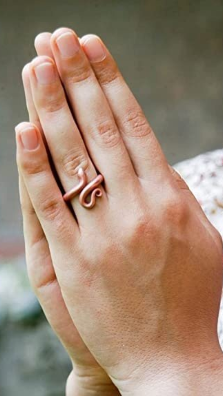 क्या आप जानती हैं सोने की अंगूठी पहनने के ज्योतिष फायदों के बारे में |  significance of wearing gold ring | HerZindagi