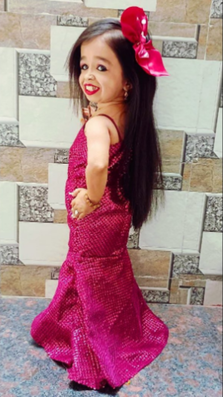 एक पोशाक में फैशनेबल छोटी लड़की स्टॉक फ़ोटो ©lotosfoto1 177650674 के ज़रिए
