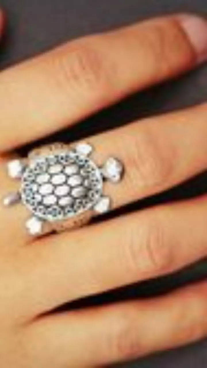 Feng Shui: दुर्भाग्य दूर भगाती है कछुए की अंगूठी | Tortoise Ring Brings  Good Luck & Prosperity - Hindi Oneindia