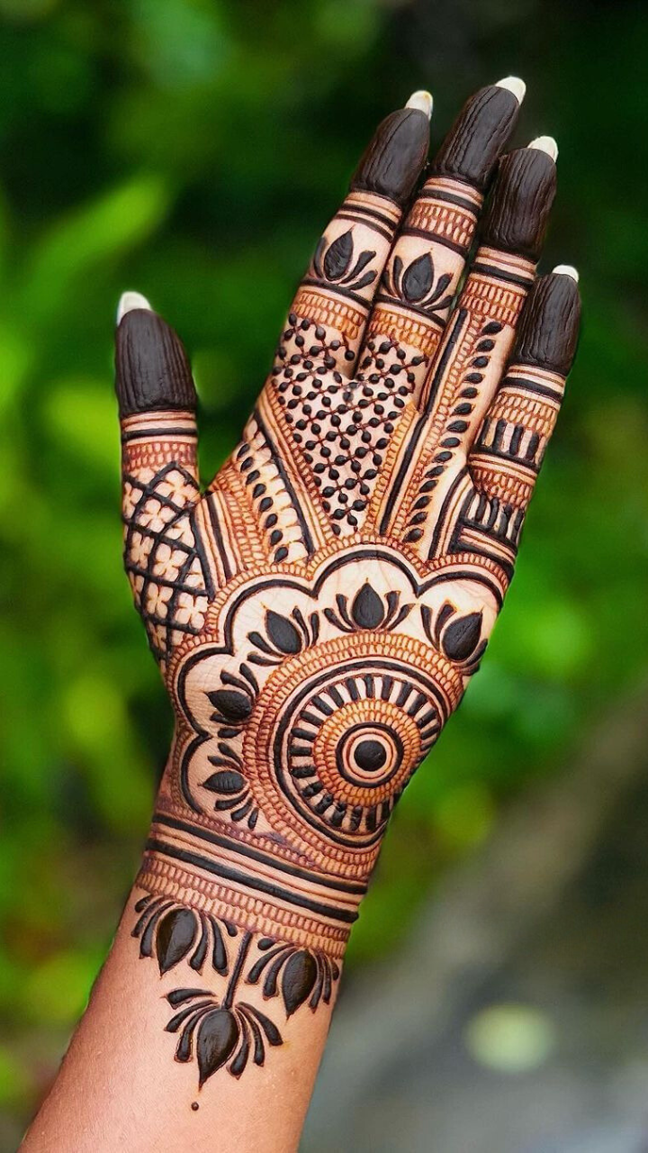 21 लेटेस्ट और ट्रेंडिंग मेहंदी डिजाइन फोटो के साथ - Navratri Ke Liye Latest  Mehndi Designs in Hindi