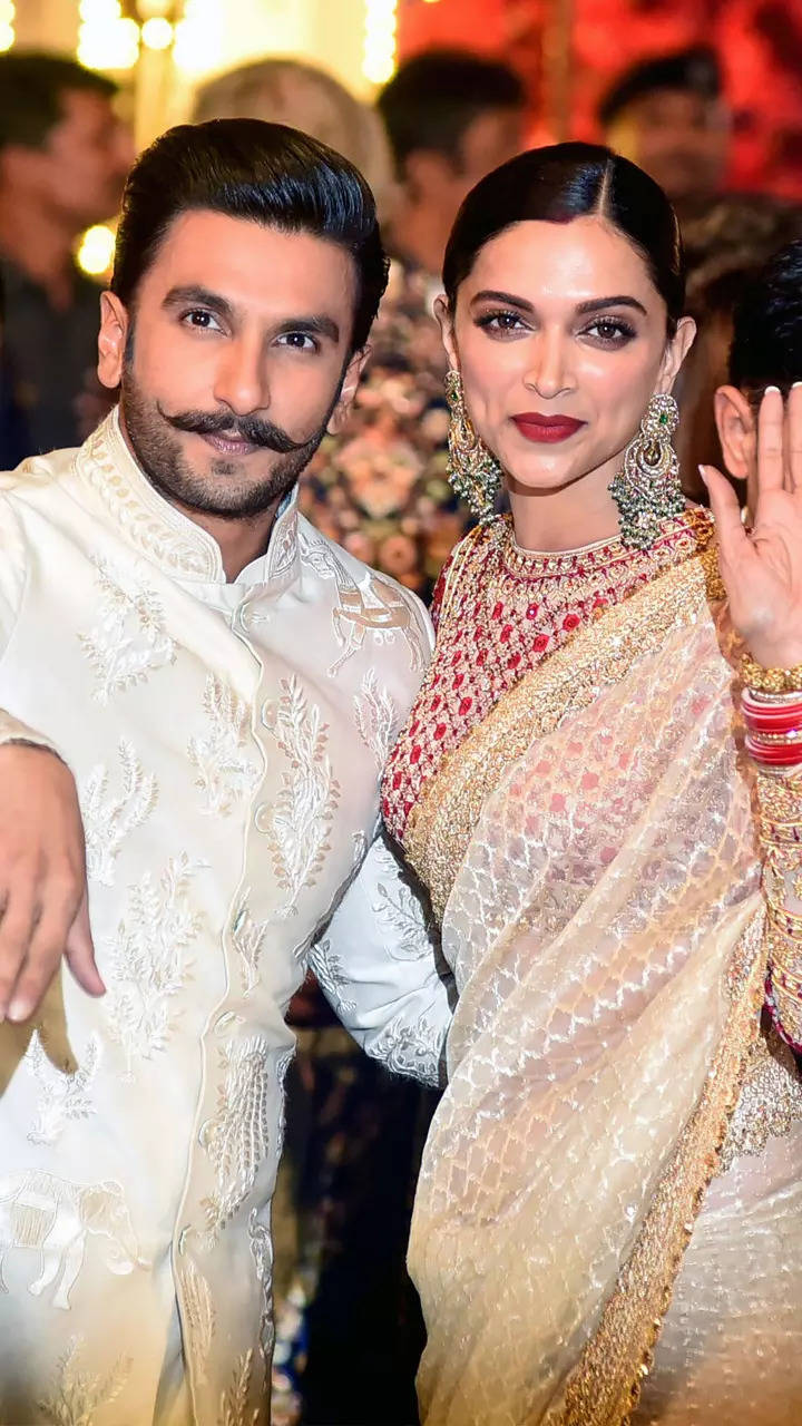 Deepika Padukone and Ranveer Singh's anniversary: Couple took their pheras  as the holy Laavaas played in the background