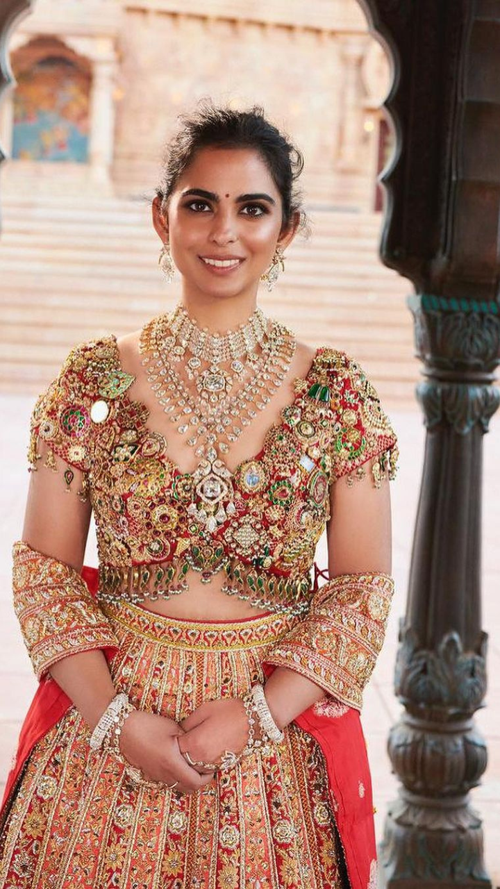 किस बॉलीवुड एक्ट्रेस ने अपनी शादी पर पहना सबसे कीमती लहंगा, जानिए - most  expensive bollywood actresses wedding lehnga know the cost tmov - AajTak