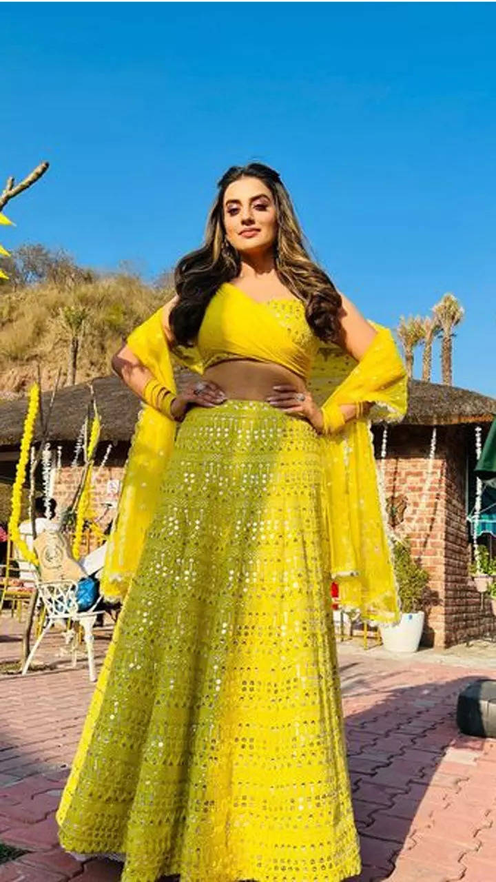 Take Cues From Bhojpuri Actress Akshara Singh For Stylish Wedding Outfits!