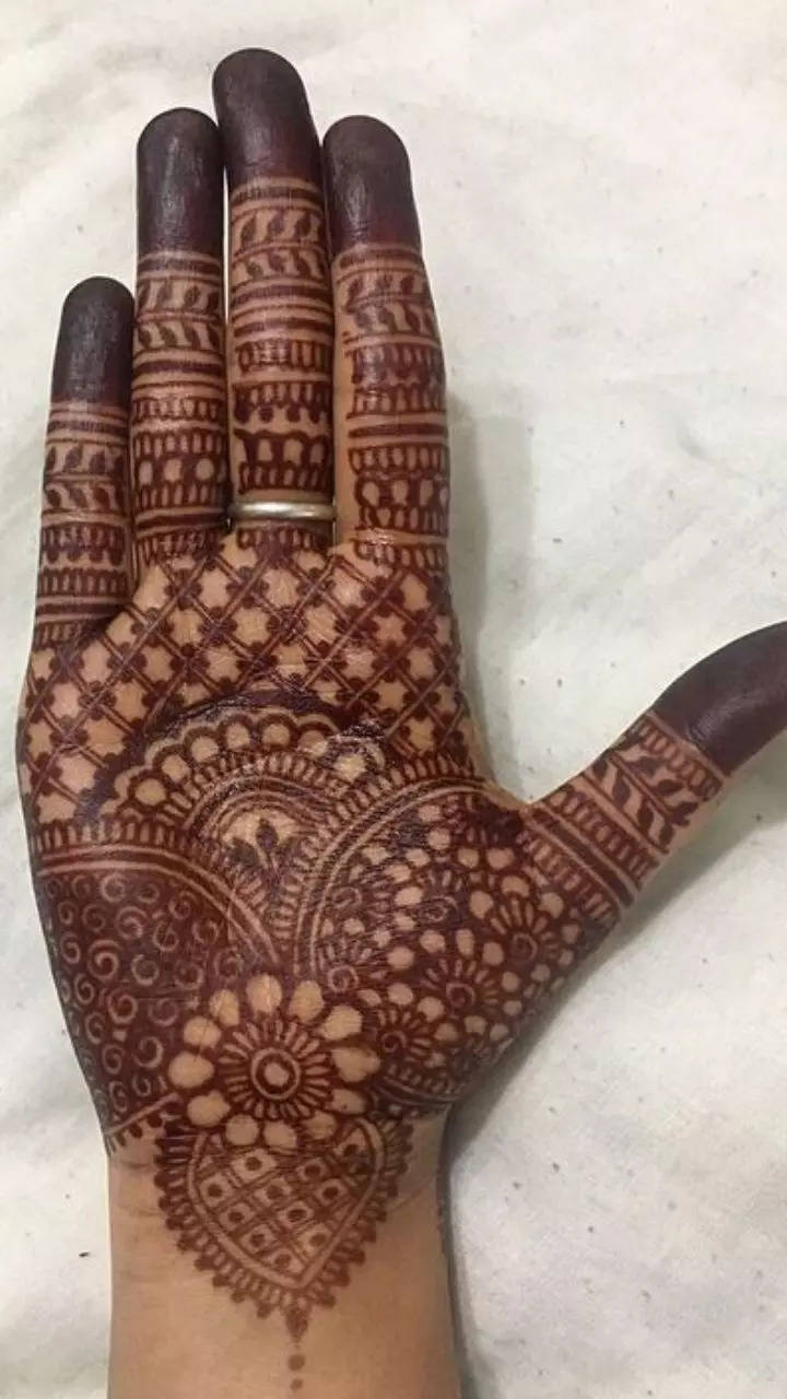 Easy Mehndi Design for Marriage : शादी के लिए ये आसान दुल्हन मेहंदी डिजाइन  रचाकर बढ़ाएं अपने हाथों की खूबसूरती, देखें वीडियो | 🛍️ LatestLY हिन्दी