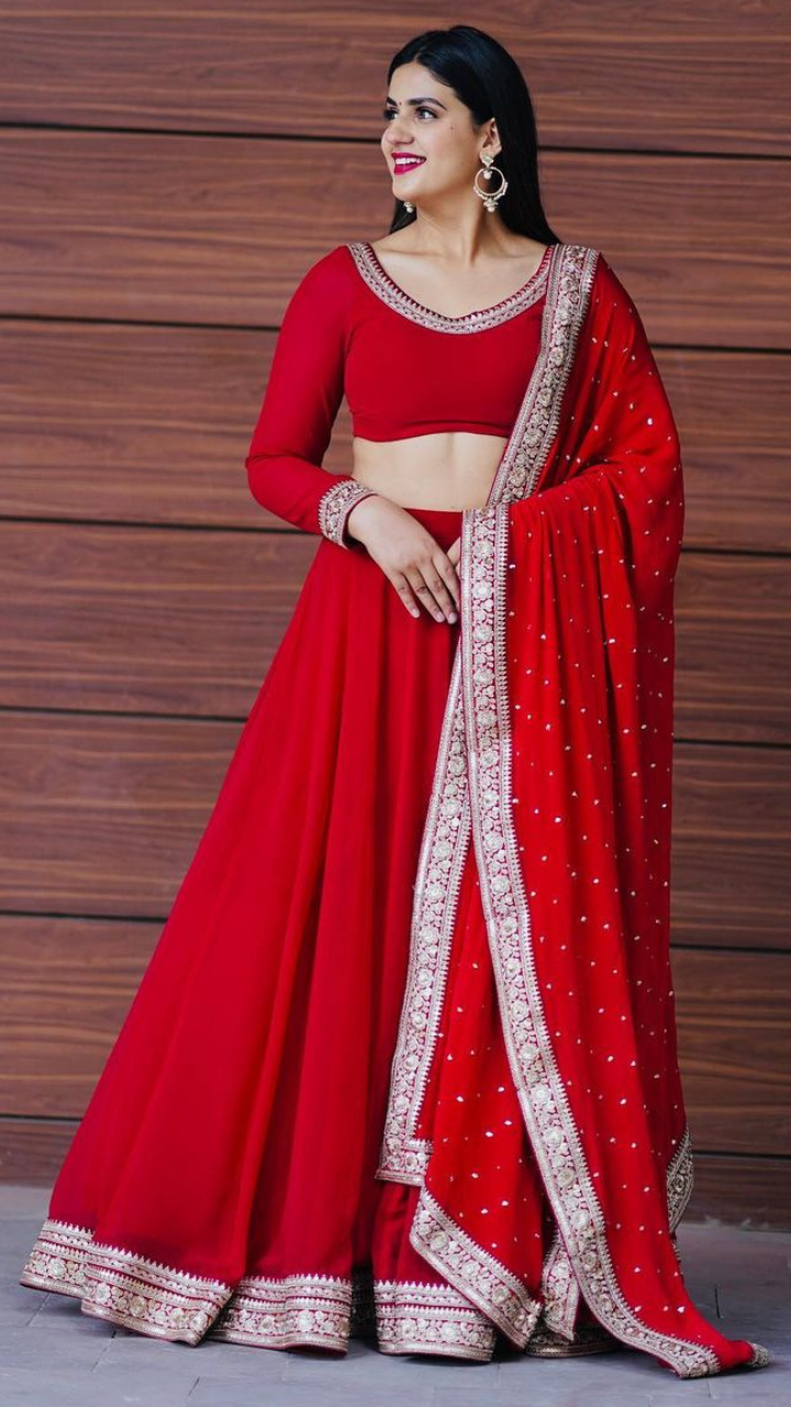 outfit ideas useful tips to wear old saree lehenga in wedding season -  Re-Use Old Saree: अलमारी में रखी पुरानी साड़ी-लहंगा को इन टिप्स की मदद से  पहन सकती हैं दोबारा, फैशन