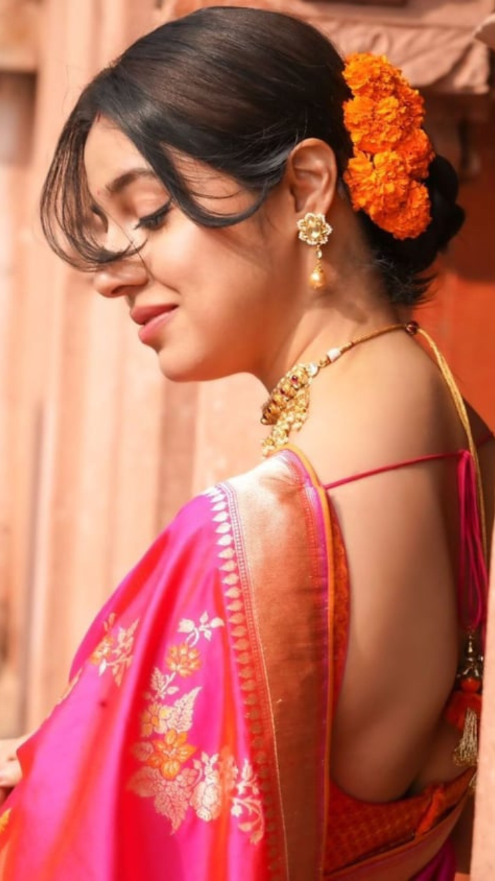 Gajra Hairstyle: Gajra Hairstyle for short and long open hair, try this  Gajra Hairstyle with Suit or Saree, Gajra Hairstyle for Bride | Times Now  Navbharat