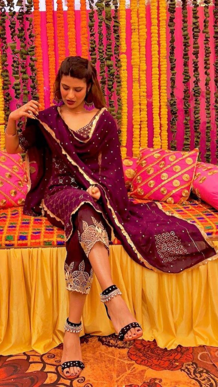 Pin by 👑mar u.j👑 on Mehndi brides makeup hair | Pakistani bridal dresses,  Bridal dresses pakistan, Bridal mehndi dresses