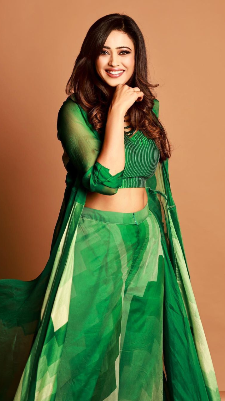 Pink and green half saree idea and blouse design | Half saree designs, Half  saree lehenga, Half saree