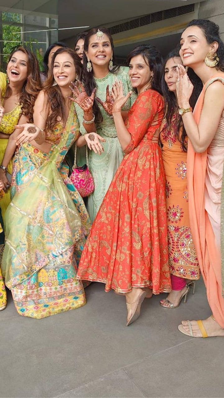Brides sister at her sisters mayun | Mayon dresses, Pakistani wedding  dresses, Shadi dresses