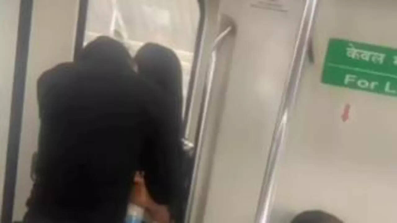 Delhi Metro Kiss Video