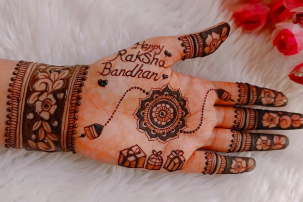 Raksha Bandhan 2021 Mehndi Design: हथेली पर मेंहदी रचाकर मनाएं भाई-बहन के  स्नेह का पर्व रक्षा बंधन, देखें आसान और आकर्षक डिजाइन्स | 🙏🏻 LatestLY  हिन्दी