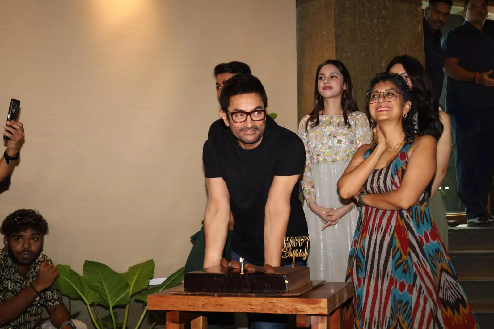 Aamir Khan ने 'लापता लेडीज' की कास्ट संग मनाया 59वां बर्थडे, किरण राव को  खिलाई केक की पहली बाइट
