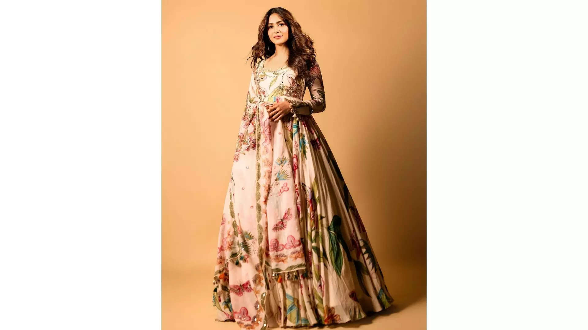 Mrunal Thakurs Stunning Anarkali Ensemble