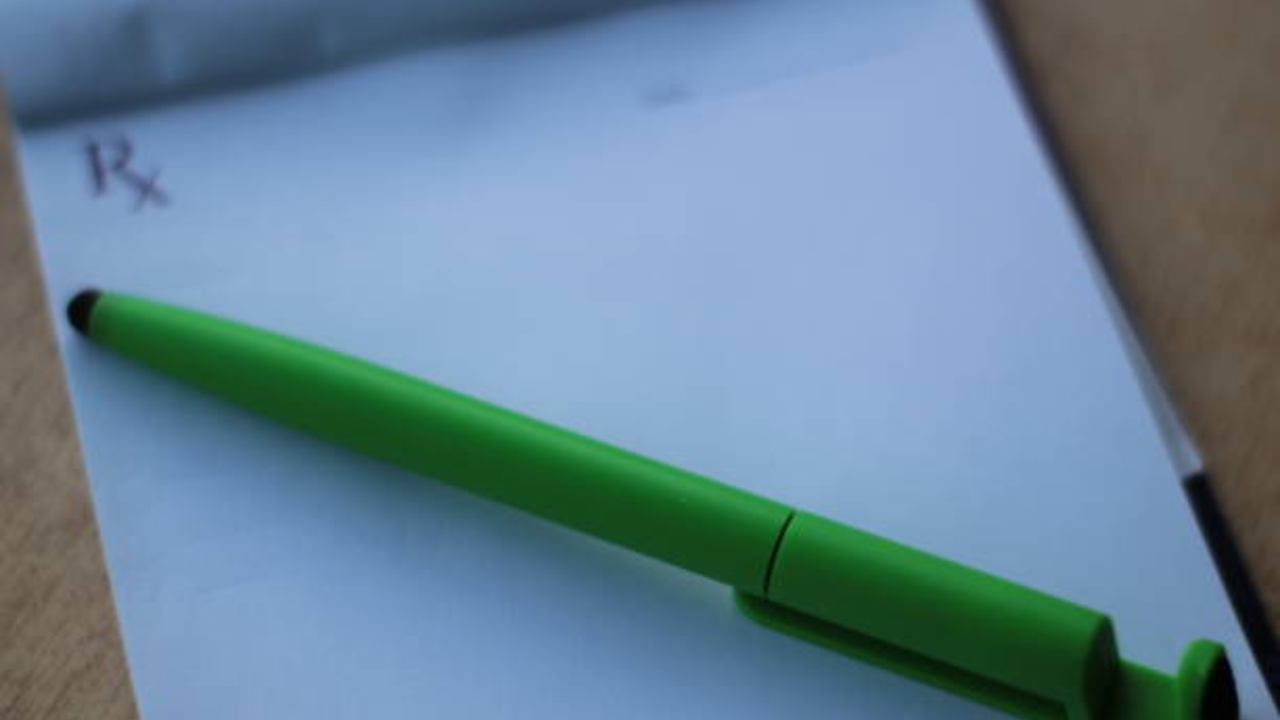दवा के नाम से पहले डॉक्‍टर Rx क्‍यों लिखते हैं, 99 लोग नहीं जानते इसका