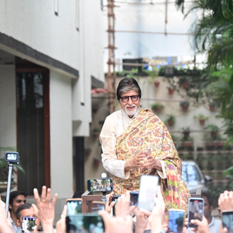 Amitabh Bachchan Birthday: देसी अंदाज में फैंस के बीच आए शहंशाह, लोगों का  प्यार देख आंखें हुई नम