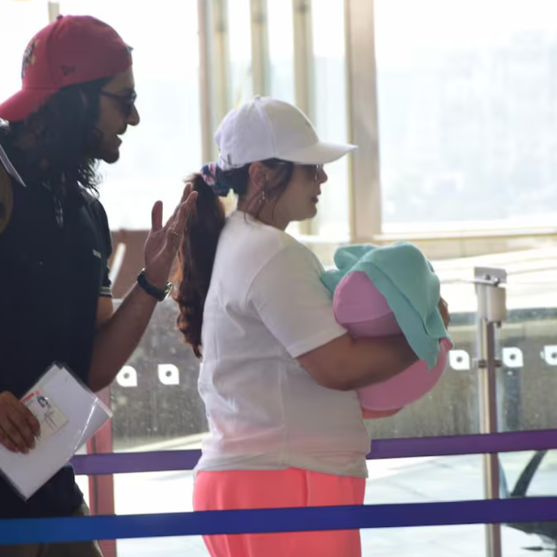 Richa Chadha was seen holding her daughter in her hands