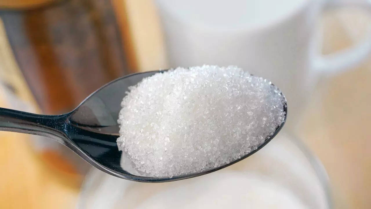 Sugar Intake: चीनी का ज्यादा सेवन करते हैं तो हो जाएं सावधान, हो सकती हैं ये गंभीर बीमारियां