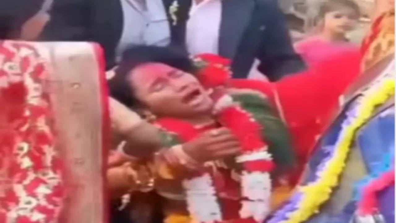 Dulhan ki Vidai Ka Video Bride Funny Video Goes Viral , जबरन दुल्हन को विदा  कर रहे थे घरवाले, लड़की का ड्रामा देख लगाएंगे ठहाके| Viral News,Hindi News