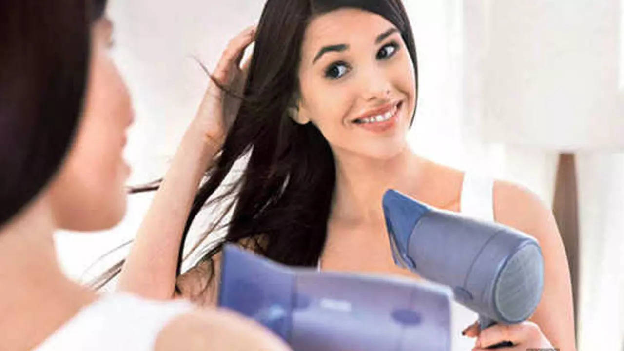 Hair Dryer: 1000 रुपये से कम में मिल रहे हैं ब्रांडेड हेयर ड्रायर, अब बालों को सुखाना होगा आसान