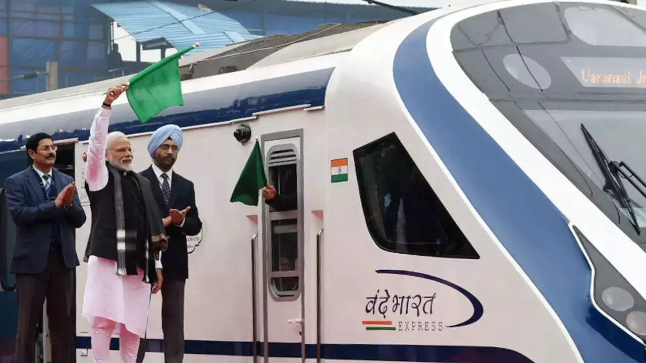 Vande Bharat Express Trains: Check Trains Full list, Ticket Price, Booking,  Routes, Train numbers, Timings, Speed- किन रूट्स पर चलती है वंदे भारत  एक्सप्रेस, टिकट की कमत से लेकर टाइमिंग्स तक ...