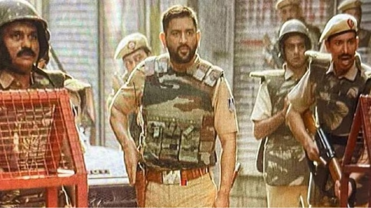 MS Dhoni in Police Uniform: Indian cricketer ms dhoni pictures goes viral  on police uniform; MS Dhoni Cameo in Singham 3; Entertainment News- भारतीय  क्रिकेटर महेंद्र सिंह धोनी की पुलिस वर्दी में