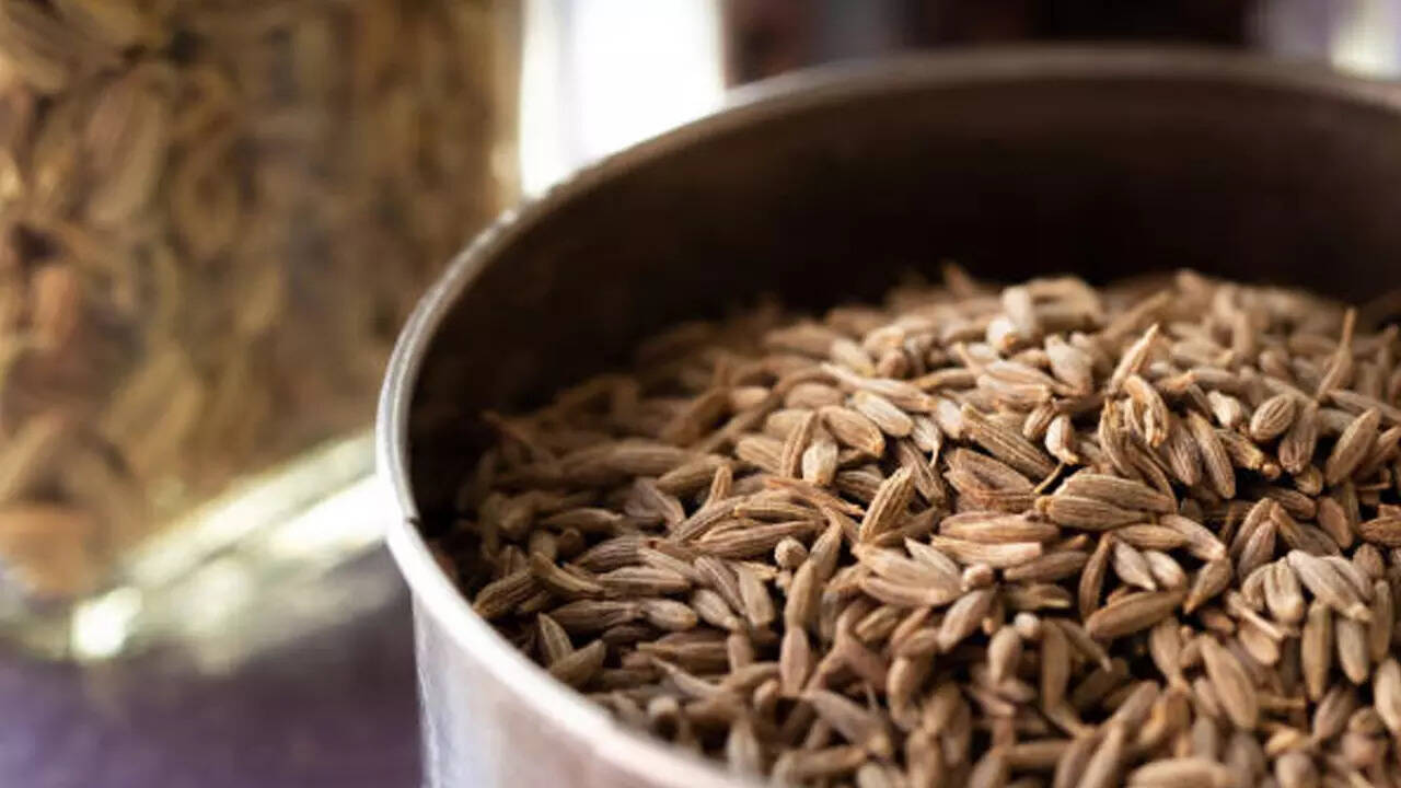 Ajwain Jeera Saunf Water Benefits वजन कम करना चाहते है तो पिएं अजवायन, जीरा और सौंफ का पानी, एक