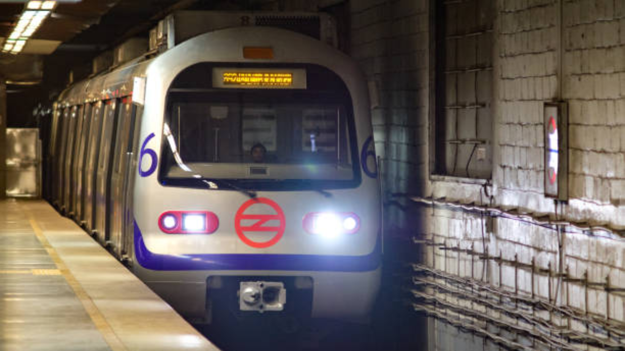 delhi metro, delhi metro viral video, dmrc, qr code paper ticket