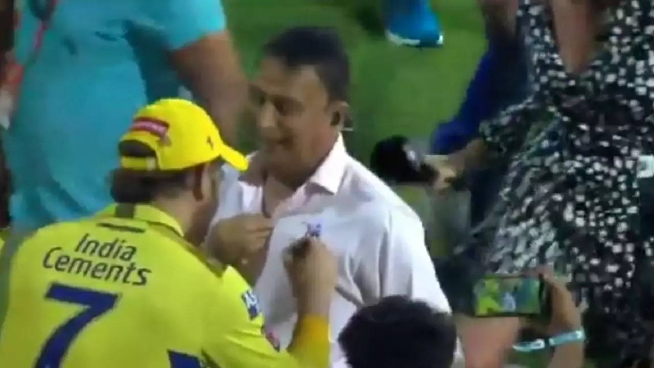 Sunil Gavaskar Takes Autograph Of MS Dhoni On Shirt And Says Its An ...