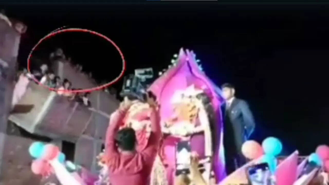 Video: जयमाला देखने के लिए छत पर खड़ी थी महिलाएं, तभी अचानक गिर गया छज्जा  और फिर दूल्हा-दुल्हन भी कांप गए | वायरल News, Times Now