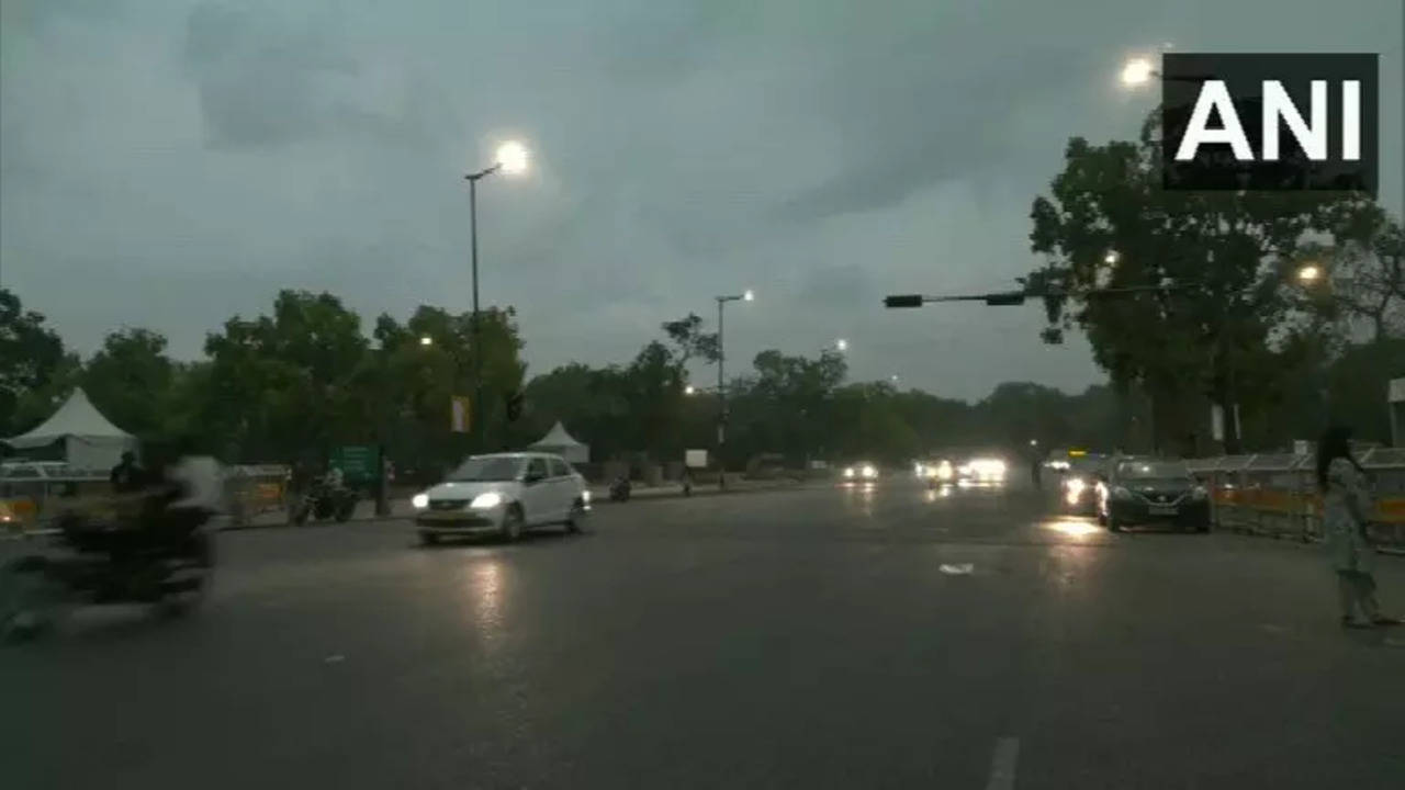 Rain with strong winds in Delhi-NCR