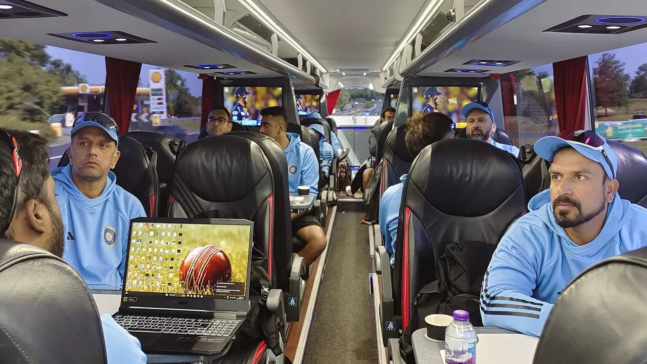 Team India watching IPL 2023 Final on bus in London