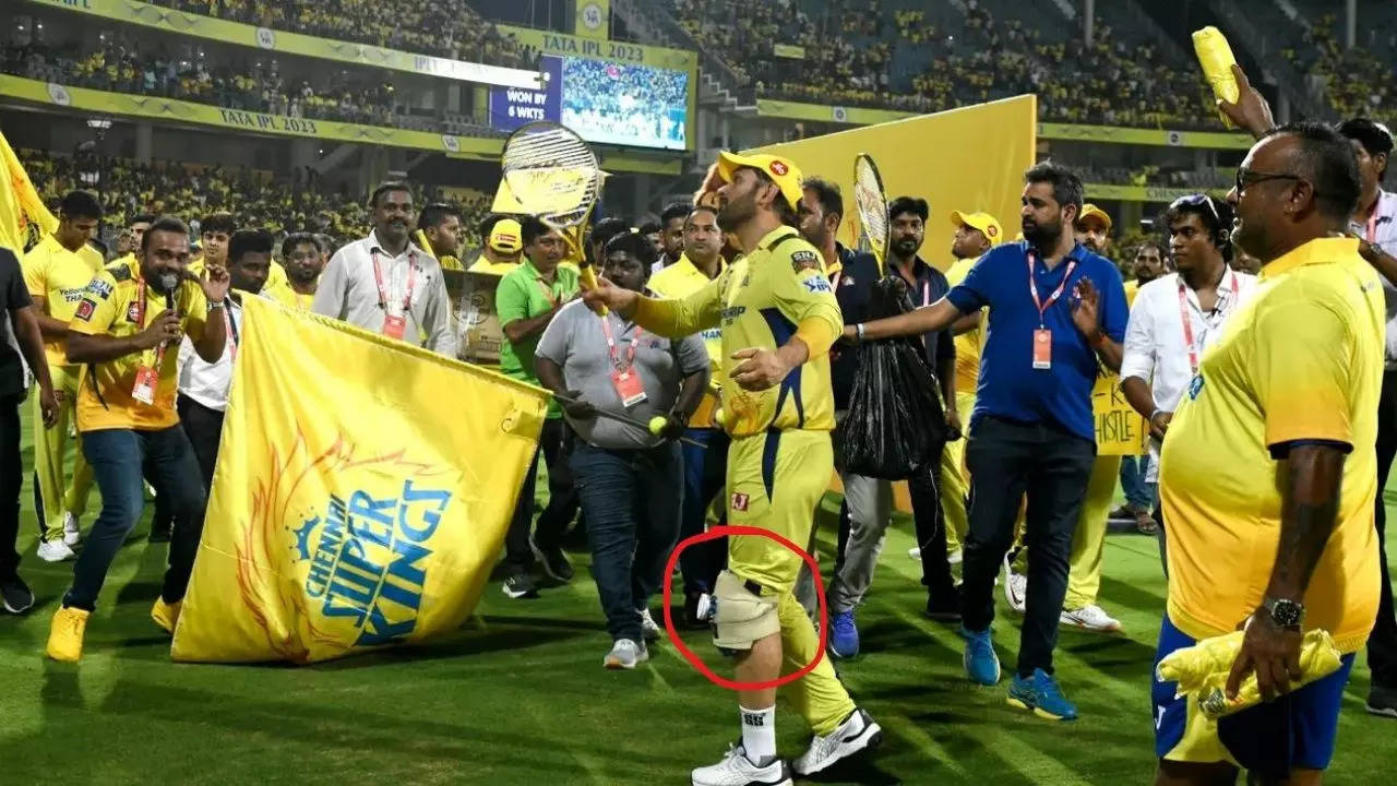 MS Dhoni knee injury