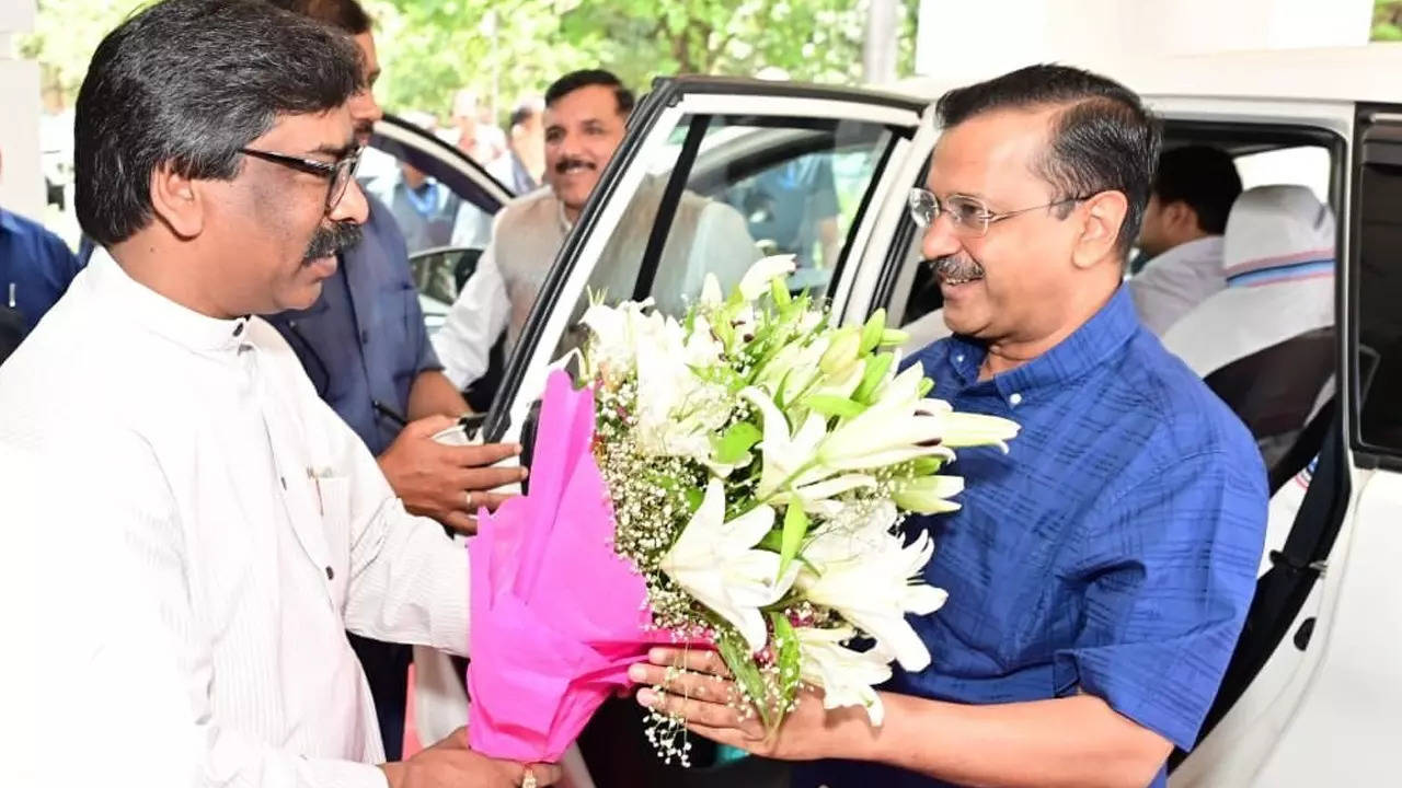 Arvind Kejriwal meets Hemant Soren on ordinance