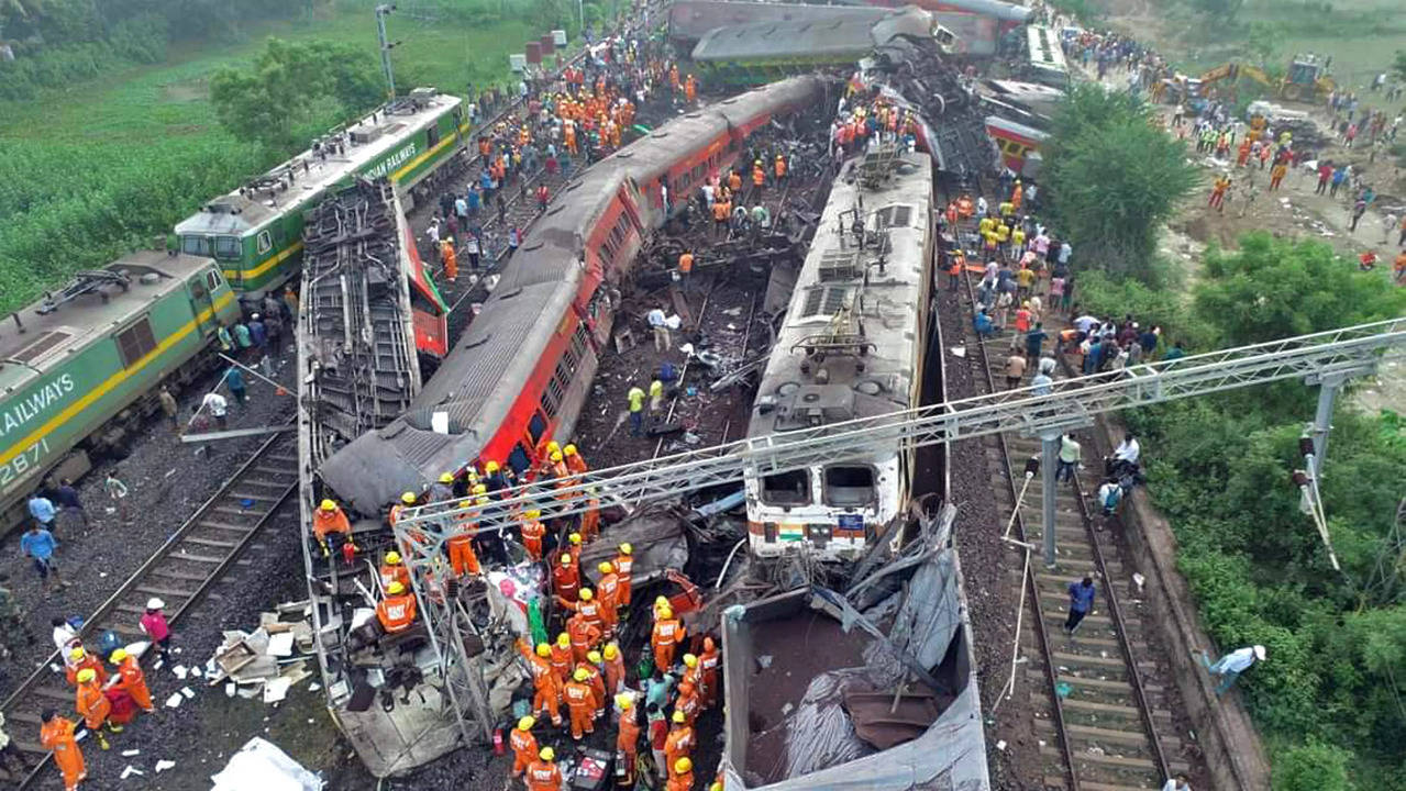 Coromandel Express accident Updates: ओडिशा रेल हादसे के कारण 90 ट्रेन रद्द, 46 का मार्ग बदला