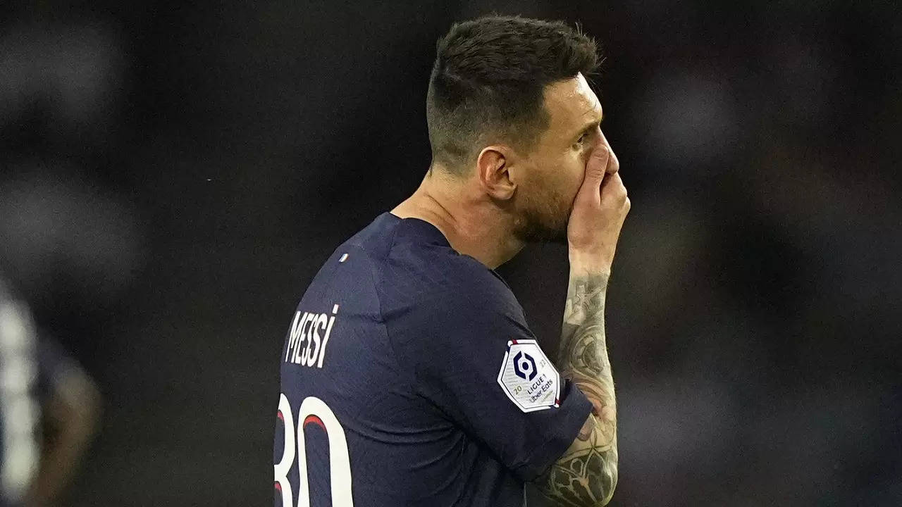 Lionel Messi leaves PSG amid hooting of spectators