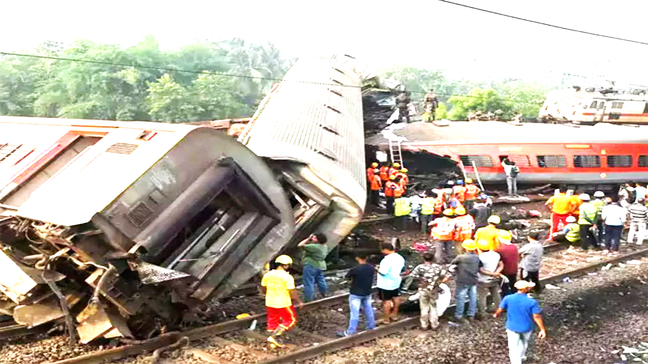 Coromandel Express Accident Viral Video