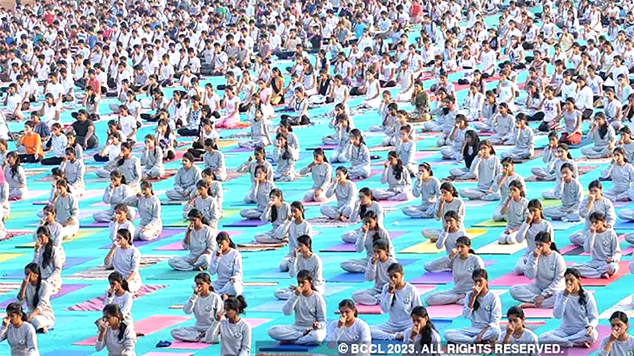 YOGA WEEK IN UP