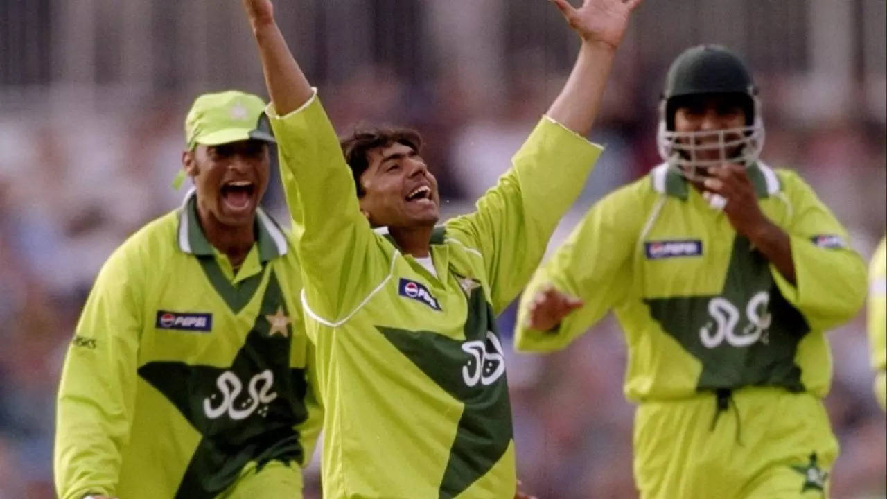 Saqlain Mushtaq hat trick 