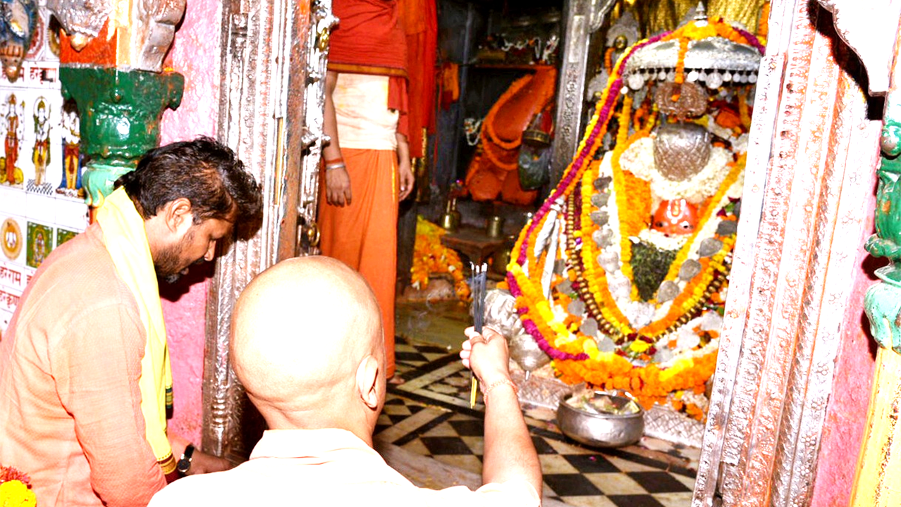 Ayodhya: सीएम योगी ने किए रामलला और हनुमानगढ़ी के दर्शन, मंदिर निर्माण से जुड़े कार्यों का लिया जायजा-Video