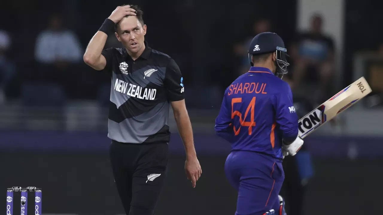 Mike Hesson raise question on NZC offering contract to Trent Boult