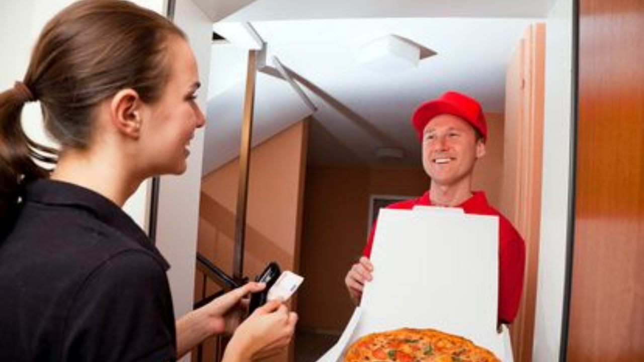 Pizza Delivery Boy Proposed, Viral News, Ajab Gajab