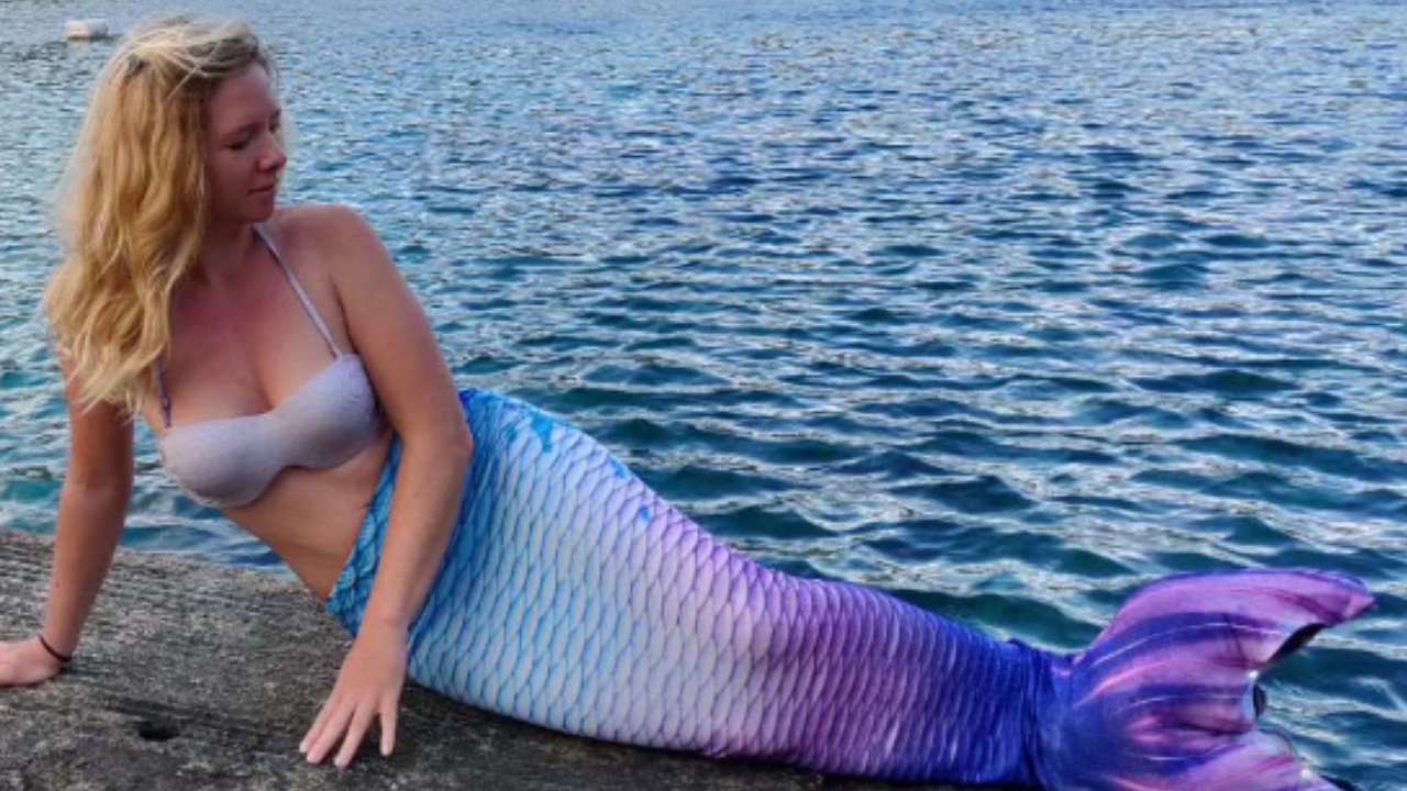 Ajab Gajab, Weired News, Woman turned mermaid