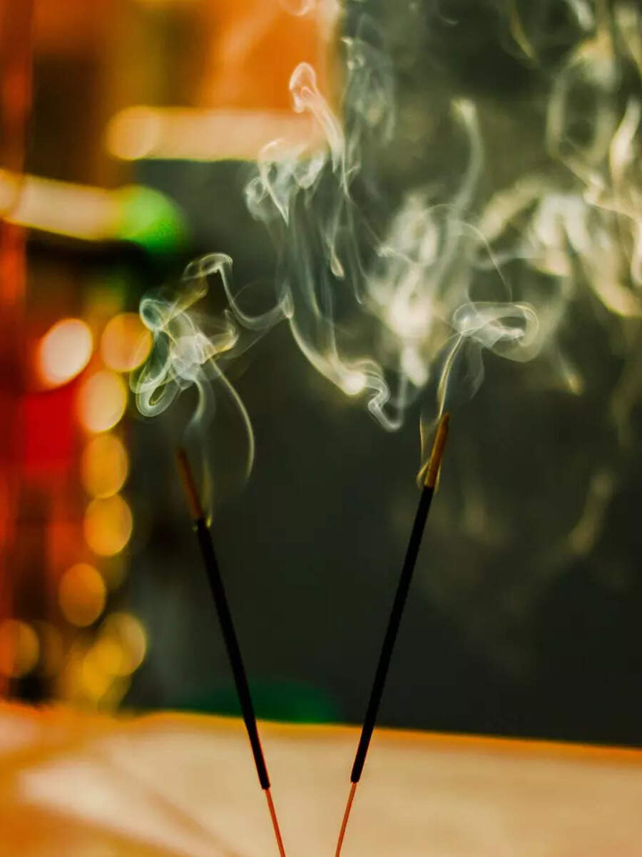 अगरबत्ती फुंकून का विझवू नये? जाणून घ्या कारण... Why not agarbatti or