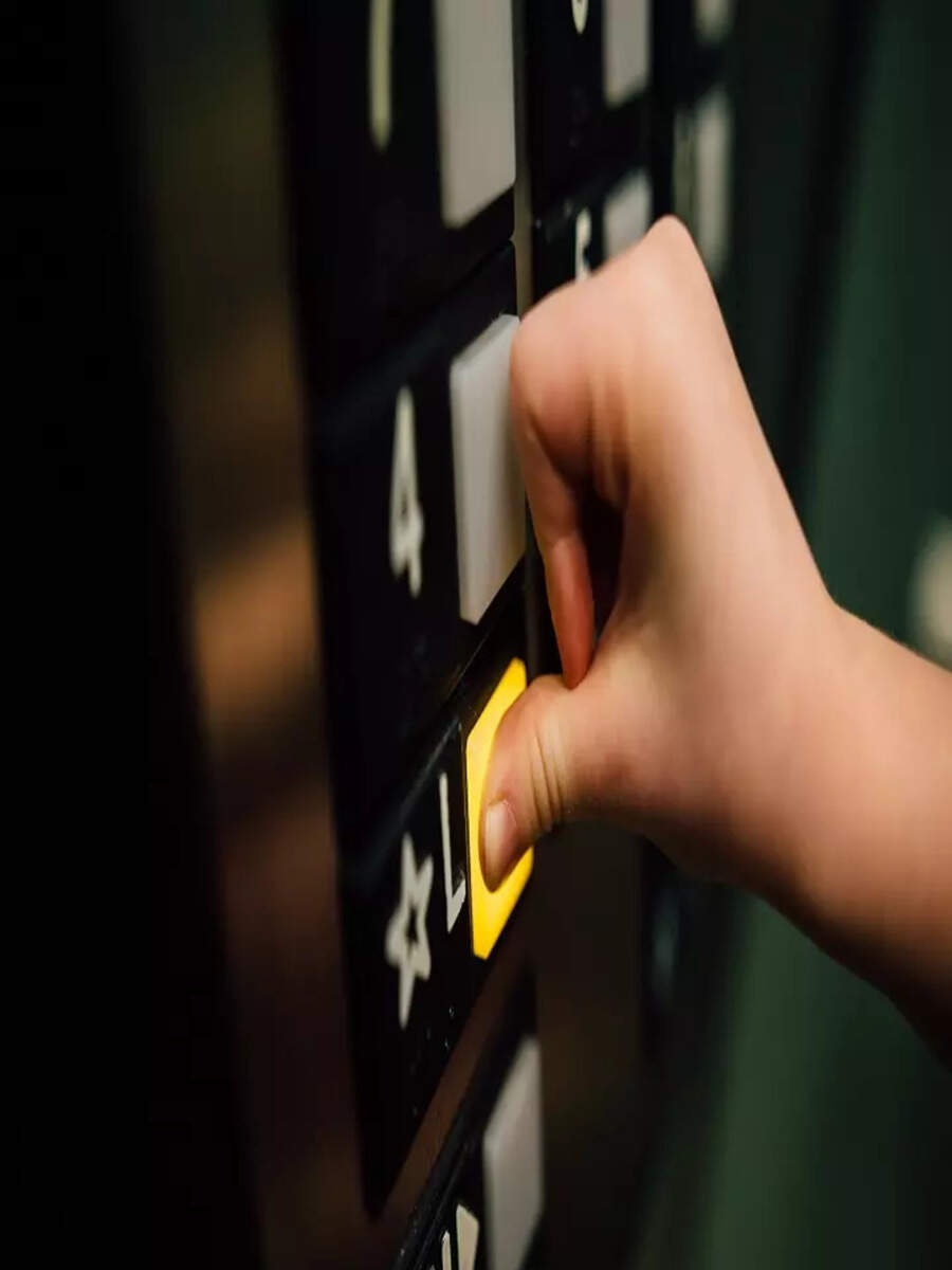 लिफ्टमध्ये अडकल्यावर काय करावे आणि काय करू नये what to do if stuck in