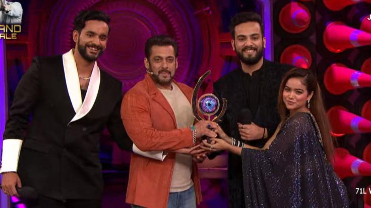 Bigg Boss OTT Season 2 Winner LIVE: फुकरा इंसान को हराकर एल्विश यादव बने बिग बॉस विनर, घर ले गए 25 लाख रुपये