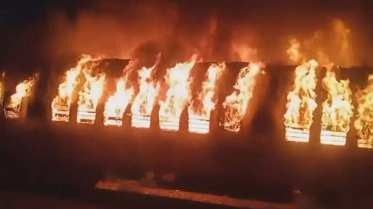 Madurai Train Fire: तमिलनाडु के मदुरै स्टेशन के पास लखनऊ-रामेश्वर ट्रेन में लगी भयंकर आग, 10 की मौत, 20 घायल