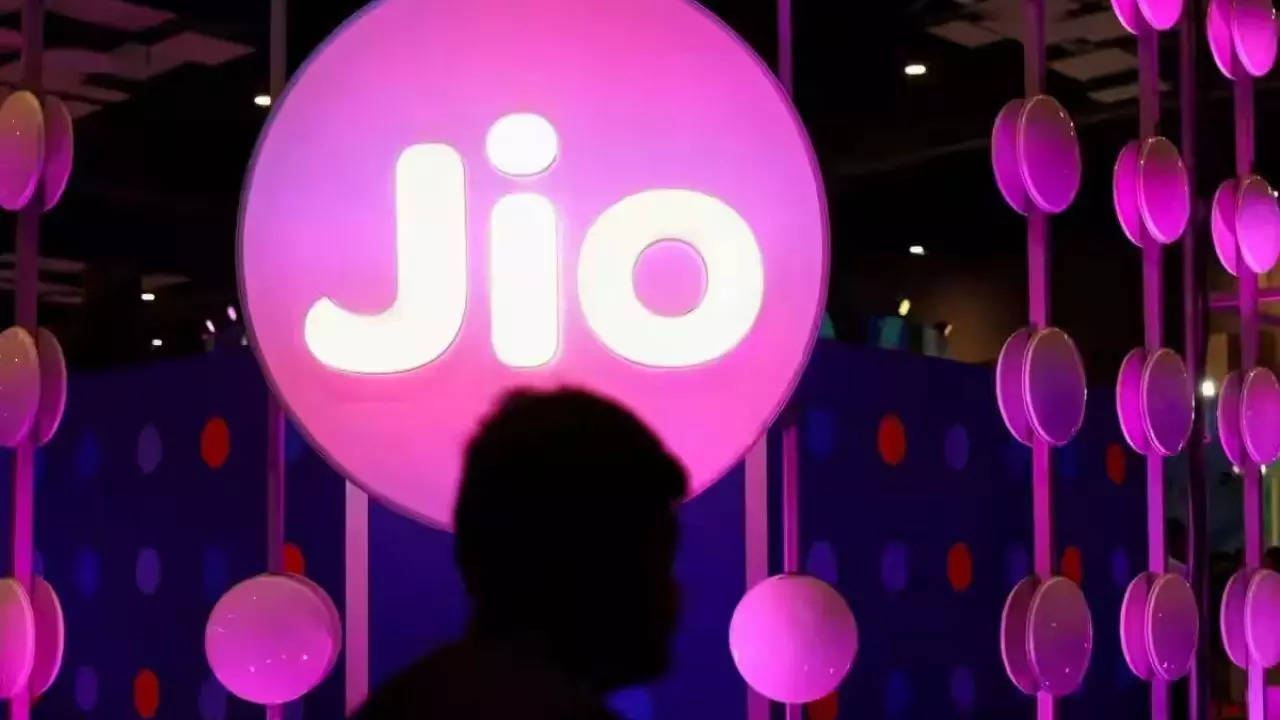 jio financial services share