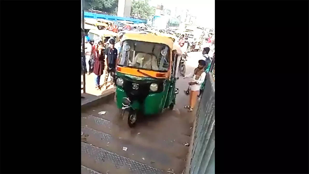 delhi auto driver viral video