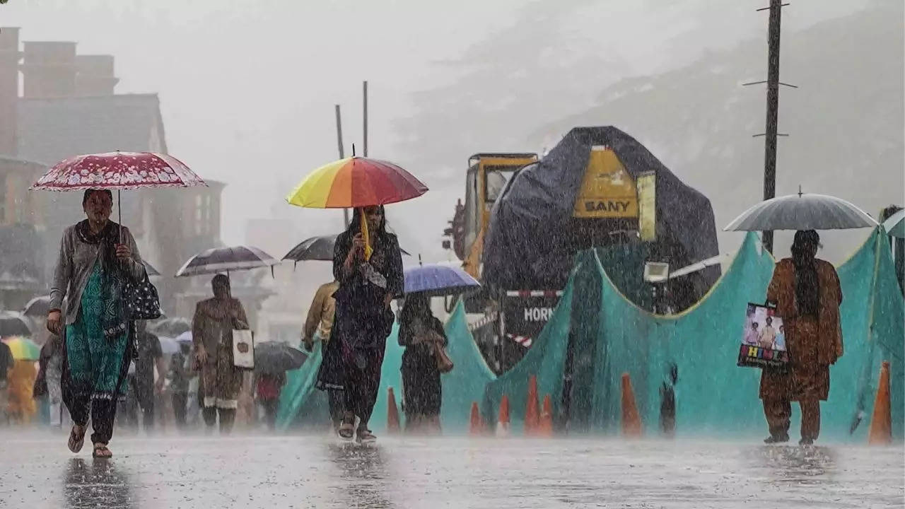 UP weather update, UP rain update, UP monsoon update, Rain In Up: यूपी में बारिश का तांडव, 19 व्यक्तियों समेत 140 भेड़ों की मौत, स्कूल कॉलेज ट्रेन सब प्रभावित, लोगों के घरों तक घुसा पानी (File Photo)